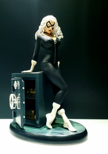 Figurine the black - the, cat