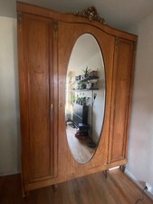 Grande armoire en bois à 3 portes et miroir central