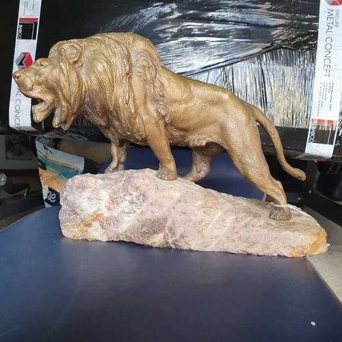 Bronze lion sur marbre - ,