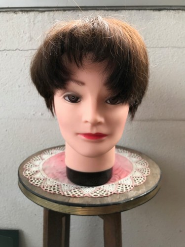 Tête coiffé marque - tête, a