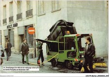 AJKP4-0359 - METIER - REMPLISSAGE D'UN VEHICULE DE NETTOYAGE URBAIN PRES DU