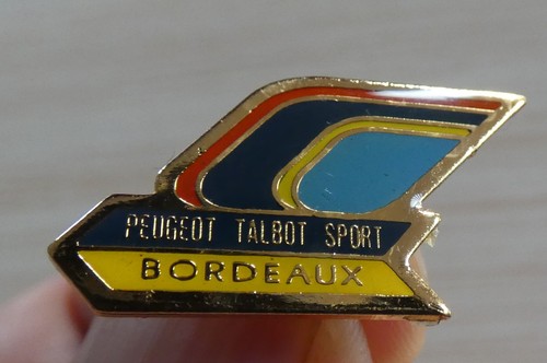 Beau pin voiture peugeot - pin's,