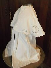 Linge ancien Manteau cape de baptême en piqué de coton epais avec broderies
