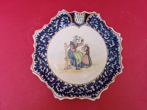 Assiette festonnée décor