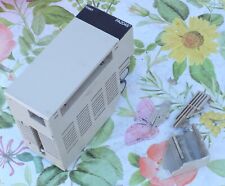 Omron C200HW-PA204S Power supply unit. Boîtier plastique cassé.