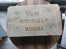 Plaque en bois ancienne de caisse de vin de Madère "Miles" re-transformée