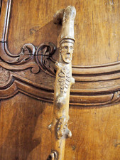 art populaire 19ème Canne en bois sculpté d'un joueur de cartes