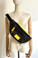 Sac banane Coach homme en toile marron Monogram et cuir jaune 