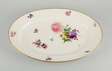 Bing & Grondahl, fleur saxonne. Grand plat de service en porcelaine peint à l...