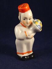 Ancien objet cuisine salière personnage groom bouquet fleurs  porcelaine 1930