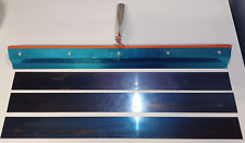 Raclette rateau crantée 2 mm de sol peinture époxy ciment revêtement