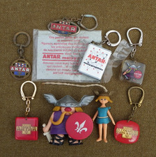 LOT DE 6 PORTE-CLÉS ET 2 FIGURINES VINTAGE ANTAR - AUTOMOBILIA