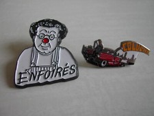Lot de 2 pin's - COLUCHE - Enfoirés - Voiture / musique / Cinéma