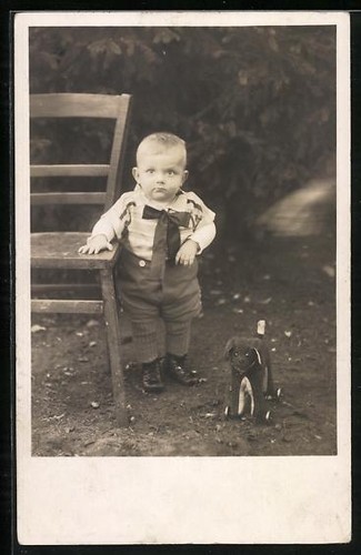 Carte postale garçon debout