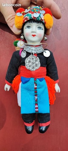 Jolie poupée porcelaine tenue