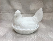 Ancienne bonbonnière, poule sur son nid, en opaline de foire