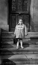 Portrait enfant petite fille cartable écolière ancien négatif photo an. 1940 50
