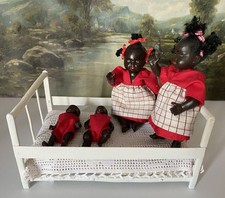 Poupées vintage et lit en fer blanc