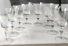 Lot 8 Grands Verres à pied en verre cristallin à col évasé. Décor Végétal/16 cm