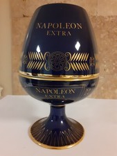 Bouteille Cognac Martell en porcelaine, gobelet Napoléon extra, vide