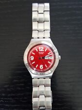 Montre Swatch Ironi cadrant rouge.
