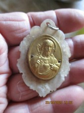 Ancienne Médaille Religieuse Au Coeur de Jésus Christ sur Bakélite Ambre