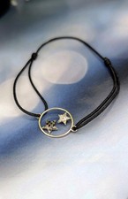 Bracelet à corton avec un motif cercle de 2 étoiles pavé de diamants blancs et 