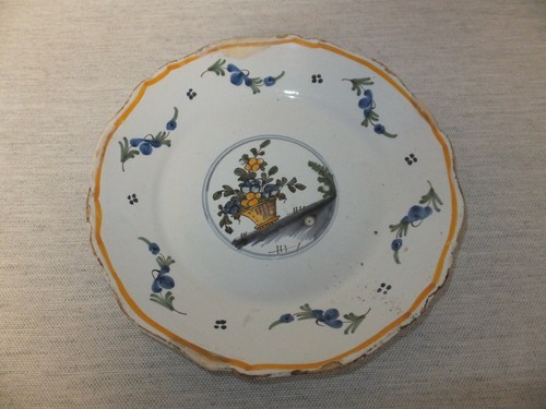 Xviii assiette en faience - ,