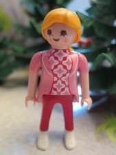 Femme blonde vie maison