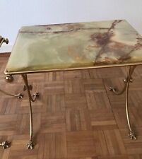 Une petite table de salon, structure métal doré, plateau marbre, carrée