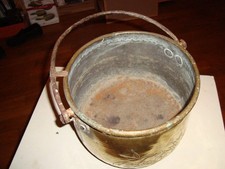 Ancienne bassine en cuivre jaune  sculpté