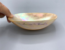 Ancien gobelet en nacre gravé