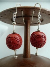 Boucle d'oreille bois sculpte teintee cinnabar argent massif. Unique. Fait mai