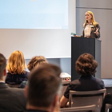 VEVOR Pupitre de Conférence Podium de Présentation 120 cm avec Étagère Roulettes