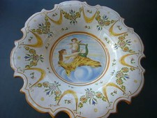 MAJOLIQUE ITALIENNE PLAT SUR PIEDOUCHE  SCENE MYTOLOGIQUE ORPHEE PUTTI