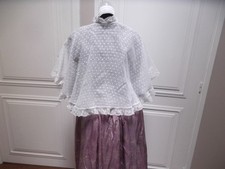 Châle  ancien en plumetis. Fin XIXème début XXème.