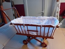 Petit lit de poupées en bois