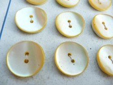 plaque de 24 boutons anciens en nacre irisé jaune clair