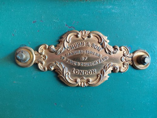 Ancienne boîte discrétion - À,