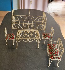 Mobilier ancien de poupée en fer forgé