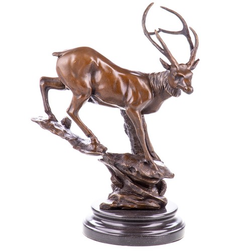 Statue cerf bronze - en, un