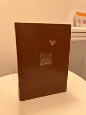 Livre relié cuir – Au Nom de Tous les Miens + 3 histoires