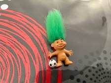 Figurine vintage - Troll - petit troll cheveux vert / football 