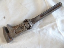 Clé à molette, griffes, marteau, ancienne, mécanique plomberie ou autre.