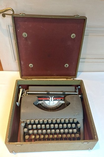 Ancienne machine ecrire en - a,