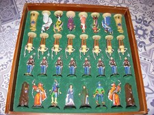 ancien jeu d' échec en étain style médiéval soldat cavalier roi édition atlas