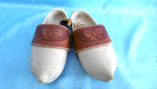 paire de sabot en bois et cuir