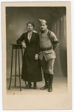 CARTE PHOTO, un couple pose militaire brassard noir studio képi uniforme