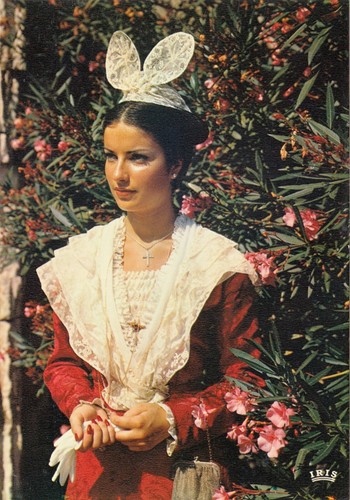 Arlesienne en costume - cp,