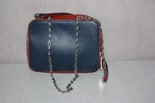 LACOSTE  Sac Besace Toile Enduite Marine et Brique bandoulière BE